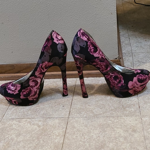 Black floral pink/gray rose 7 1/2 heels - Picture 3 of 8
